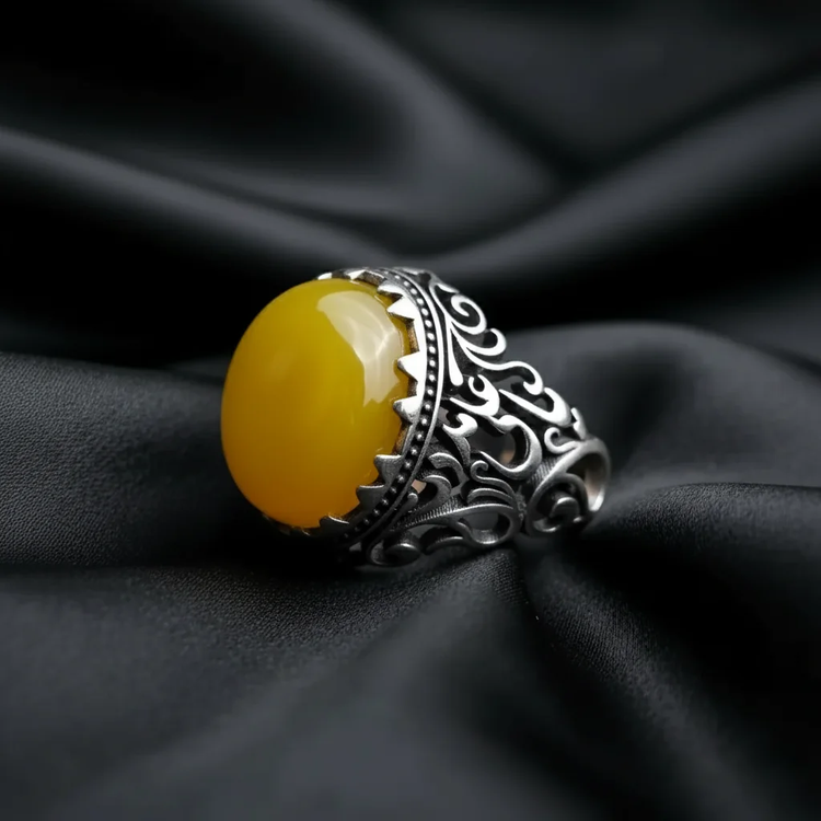 انگشتر مردانه نقره طرح فیلی منقش به یا علی مدد با عقیق زرد