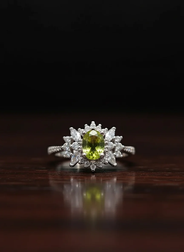 انگشتر زنانه طرح پر نگین سنگ زبرجد