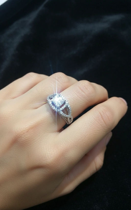 حلقه نامزدی زنانه با نگین مربع کریستالی