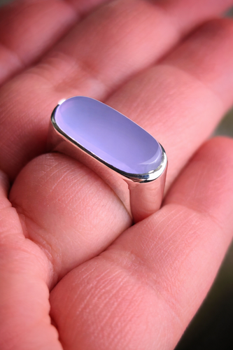 انگشتر نقره مردانه با نگین عقیق یاسی بیضی، رکاب ساده و صیقلی روی دست